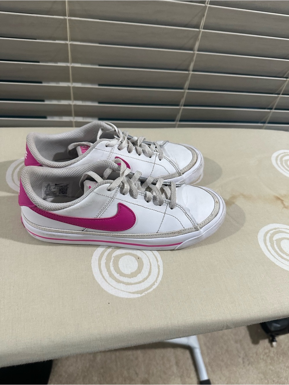 GIRLs NIKE LOW SHOE SZ 4Y USED NO BOX